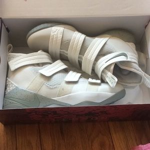 NIKE/ SZ 9.5/ LeBron Soldier 11 ‘Light Bone’